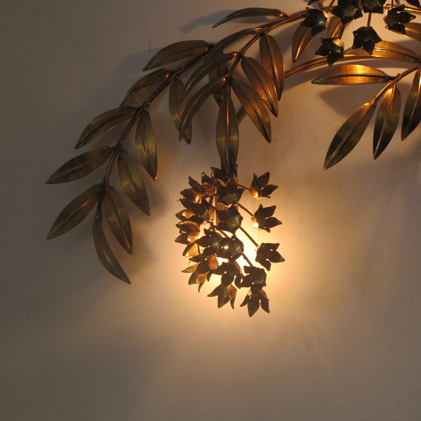 1960s, German Gilt metal Wisteria Wall Light, Model “Pioggia d'Ore” by Hans Kögl